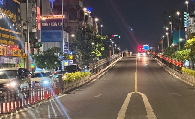 Tai nạn giao th&ocirc;ng nghi&ecirc;m trọng tr&ecirc;n cầu vượt Ho&agrave;ng Hoa Th&aacute;m - Ảnh 1.