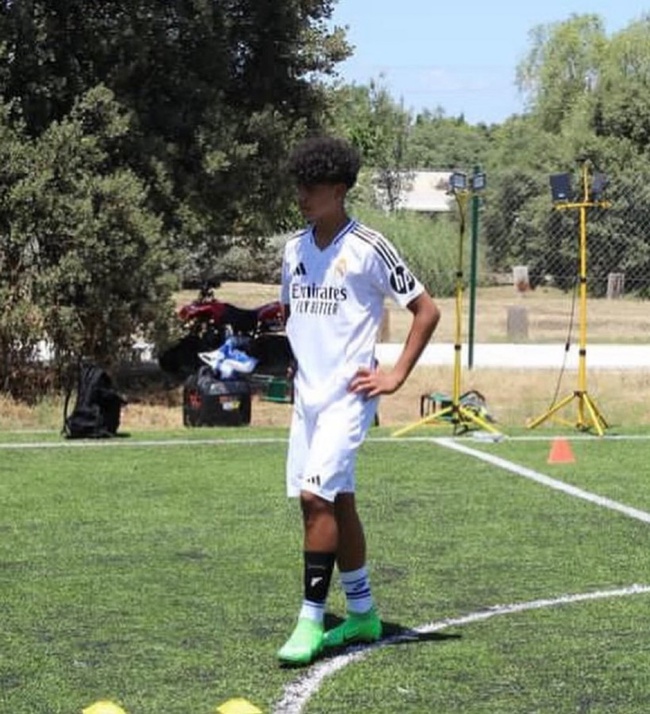 Ronaldo Jr. tập luyện c&ugrave;ng U16 Real Madrid khi trở lại T&acirc;y Ban Nha - Ảnh 1.