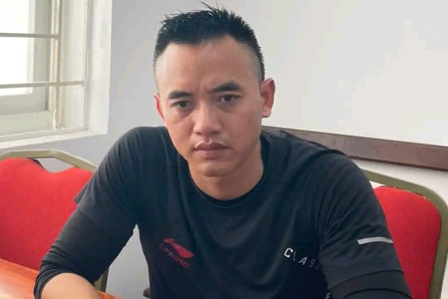 Tạm giữ t&agrave;i xế xe b&aacute;n tải "tạt đầu" ch&egrave;n ng&atilde; người đi xe m&aacute;y chở trẻ em - Ảnh 1.