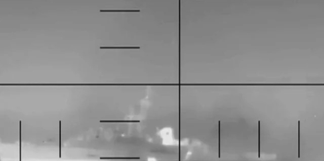 Mỹ đ&aacute;nh ch&igrave;m hơn 30 t&agrave;u Iran, Ấn Độ gi&uacute;p t&agrave;u Iran đang ch&igrave;m - Ảnh 1.