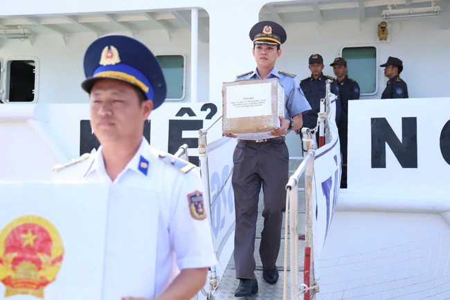 T&agrave;u KN - 260 ho&agrave;n th&agrave;nh nhiệm vụ bầu cử sớm cho cử tri tr&ecirc;n biển 2026 - Ảnh 2.