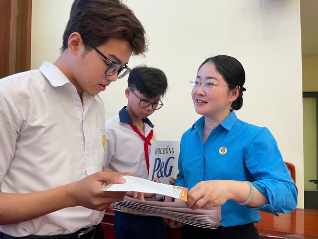 Trao học bổng Nguyễn Đức Cảnh cho học sinh c&oacute; ho&agrave;n cảnh kh&oacute; khăn - Ảnh 3.