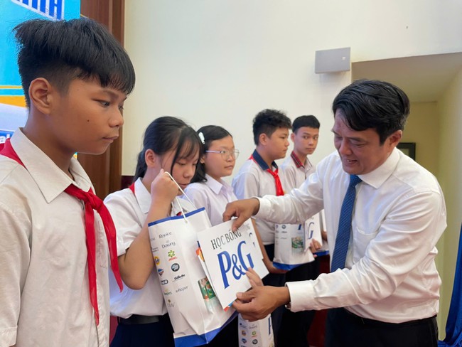 Trao học bổng Nguyễn Đức Cảnh cho học sinh c&oacute; ho&agrave;n cảnh kh&oacute; khăn - Ảnh 1.