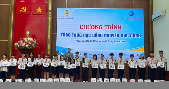 Trao học bổng Nguyễn Đức Cảnh cho học sinh c&oacute; ho&agrave;n cảnh kh&oacute; khăn - Ảnh 2.
