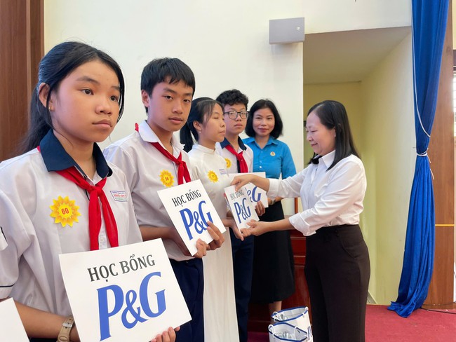 Trao học bổng Nguyễn Đức Cảnh cho học sinh c&oacute; ho&agrave;n cảnh kh&oacute; khăn - Ảnh 4.