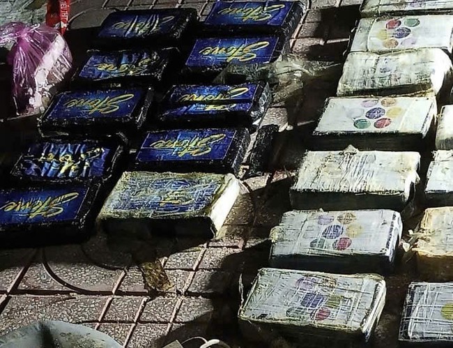 Nhặt ve chai ở biển K&ecirc; G&agrave;, ph&aacute;t hiện t&uacute;i chứa 24 b&aacute;nh nghi ma t&uacute;y - Ảnh 1.