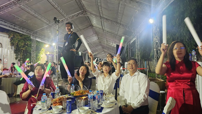 Một doanh nghiệp ở TPHCM đãi hơn 160 bàn tiệc, cho công nhân bốc thăm Iphone 17, xe máy - Ảnh 4.