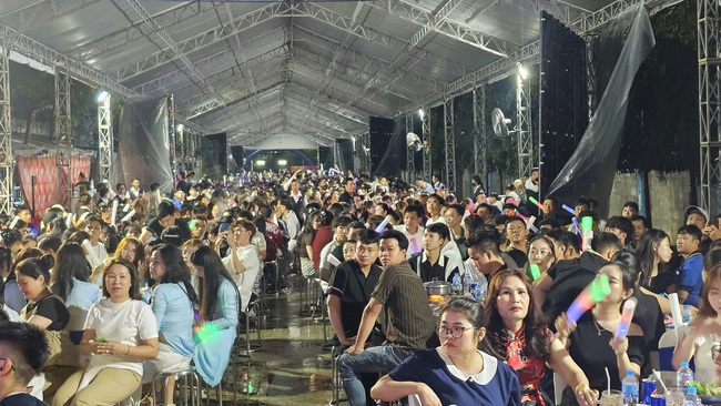 Một doanh nghiệp ở TPHCM đãi hơn 160 bàn tiệc, cho công nhân bốc thăm Iphone 17, xe máy - Ảnh 2.