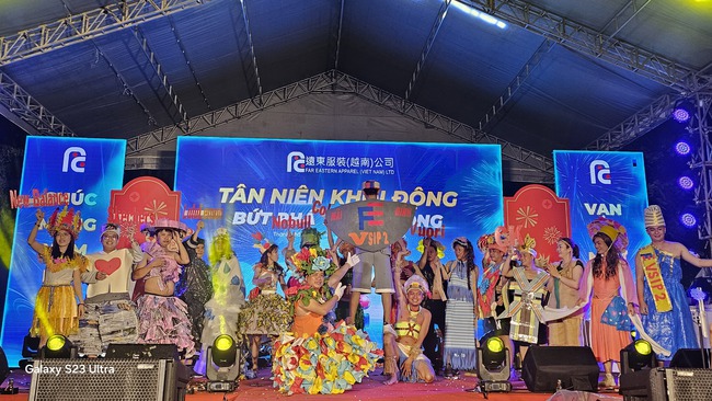 Một doanh nghiệp ở TPHCM đãi hơn 160 bàn tiệc, cho công nhân bốc thăm Iphone 17, xe máy - Ảnh 6.