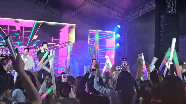 Một doanh nghiệp ở TPHCM đãi hơn 160 bàn tiệc, cho công nhân bốc thăm Iphone 17, xe máy - Ảnh 5.