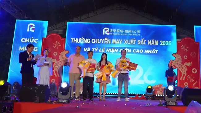 Một doanh nghiệp ở TPHCM đãi hơn 160 bàn tiệc, cho công nhân bốc thăm Iphone 17, xe máy - Ảnh 3.