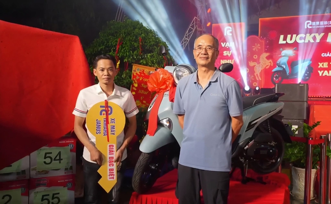 Một doanh nghiệp ở TPHCM đãi hơn 160 bàn tiệc, cho công nhân bốc thăm Iphone 17, xe máy - Ảnh 1.