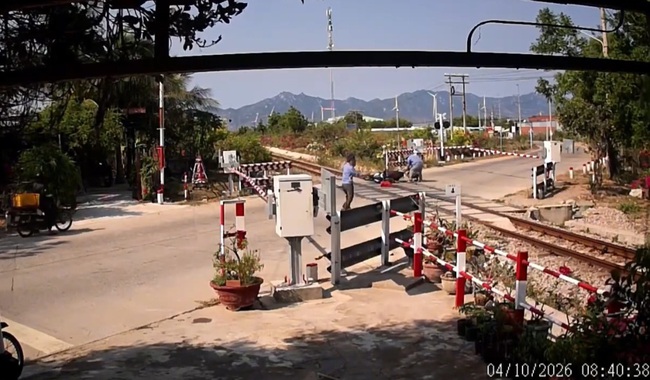 Người phụ nữ vượt r&agrave;o chắn đường sắt su&yacute;t gặp nạn tại kh&aacute;nh h&ograve;a - Ảnh 1.