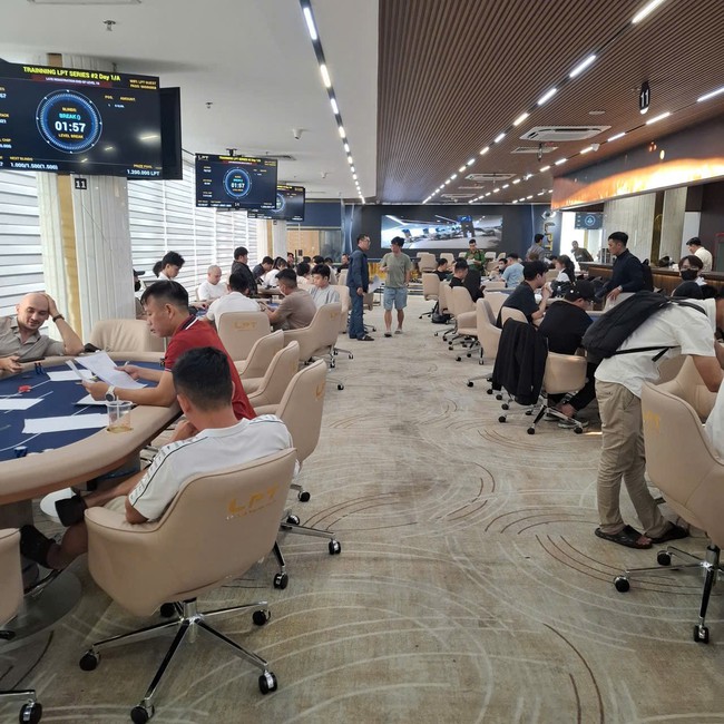 Triệt xo&aacute; s&ograve;ng Poker tr&aacute; h&igrave;nh trong kh&aacute;ch sạn 5 sao ở Đ&agrave; Nẵng - Ảnh 1.