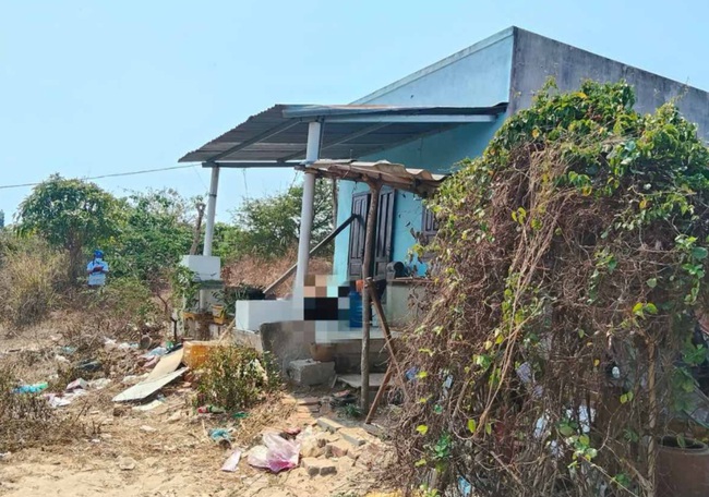 Ph&aacute;t hiện người đ&agrave;n &ocirc;ng tử vong trước cửa nh&agrave; sau 3 ng&agrave;y - Ảnh 1.