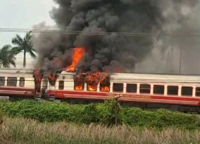 Đang chạy, đo&agrave;n t&agrave;u hoả chở kh&aacute;ch bất ngờ bốc ch&aacute;y dữ dội - Ảnh 1.
