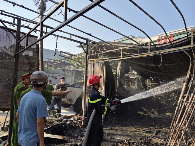 Kho h&agrave;ng ở Đ&agrave; Nẵng ch&aacute;y dữ dội, nhiều tiếng nổ lớn - Ảnh 2.