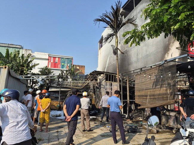 Kho h&agrave;ng ở Đ&agrave; Nẵng ch&aacute;y dữ dội, nhiều tiếng nổ lớn - Ảnh 1.