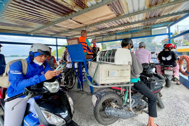 Nguy cơ lụy đ&ograve;: Kh&aacute;ch đi ph&agrave; B&igrave;nh Quới vẫn "qu&ecirc;n" &aacute;o phao TP HCM - Ảnh 1.