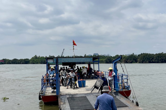 Nguy cơ lụy đ&ograve;: Kh&aacute;ch đi ph&agrave; B&igrave;nh Quới vẫn "qu&ecirc;n" &aacute;o phao TP HCM - Ảnh 3.