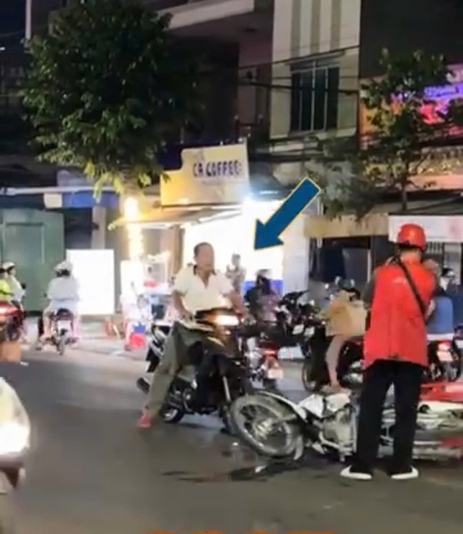 CSGT T&acirc;y Ninh xử l&yacute; người đ&agrave;n &ocirc;ng cự c&atilde;i sau va chạm giao th&ocirc;ng - Ảnh 1.