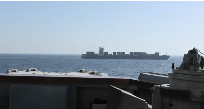 Tàu Mỹ bắn thủng phòng máy, bắt tàu Iran, Tehran cảnh báo "rắn" - Ảnh 1.