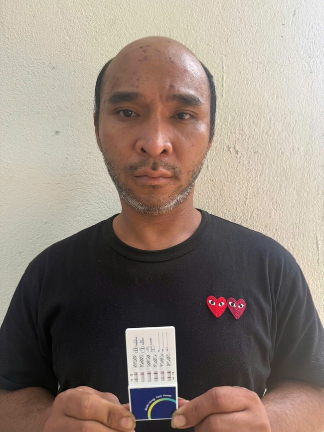 Ca sĩ l&ocirc; t&ocirc; vừa m&atilde;n hạn t&ugrave;, giật điện thoại du kh&aacute;ch nước ngo&agrave;i - Ảnh 1.