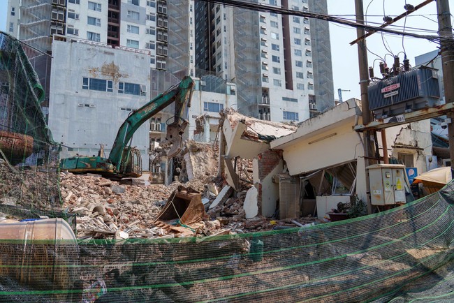 Công an vào cuộc vụ tháo dỡ công trình làm sập nhà ở trung tâm Đà Nẵng - Ảnh 1.