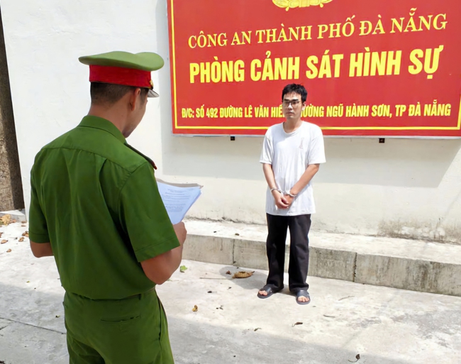 Bắt giữ nam thanh ni&ecirc;n d&ugrave;ng clip nhạy cảm, &eacute;p người y&ecirc;u cũ b&aacute;n d&acirc;m - Ảnh 2.