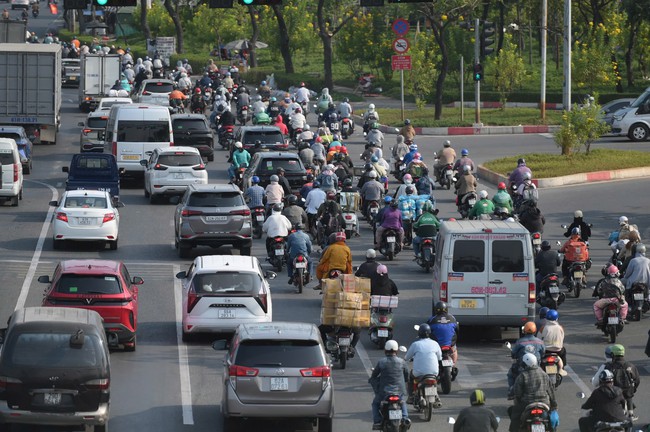 Cửa ng&otilde; ph&iacute;a T&acirc;y TPHCM đang &ugrave;n tắc, c&aacute;c xe di chuyển rất chậm - Ảnh 1.