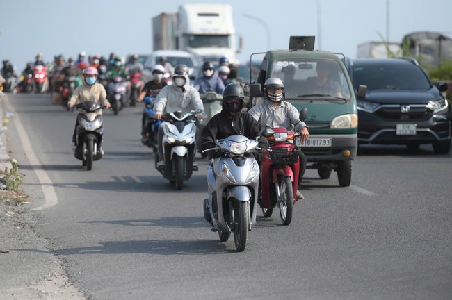 Cửa ng&otilde; ph&iacute;a T&acirc;y TPHCM đang &ugrave;n tắc, c&aacute;c xe di chuyển rất chậm - Ảnh 11.