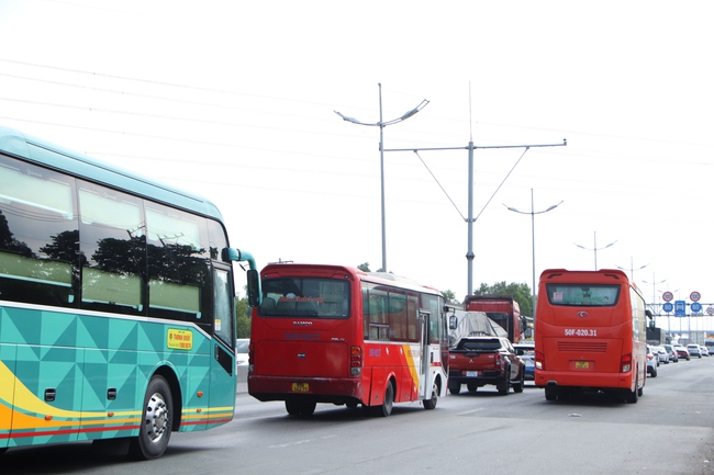 Cửa ng&otilde; ph&iacute;a T&acirc;y TPHCM đang &ugrave;n tắc, c&aacute;c xe di chuyển rất chậm - Ảnh 2.