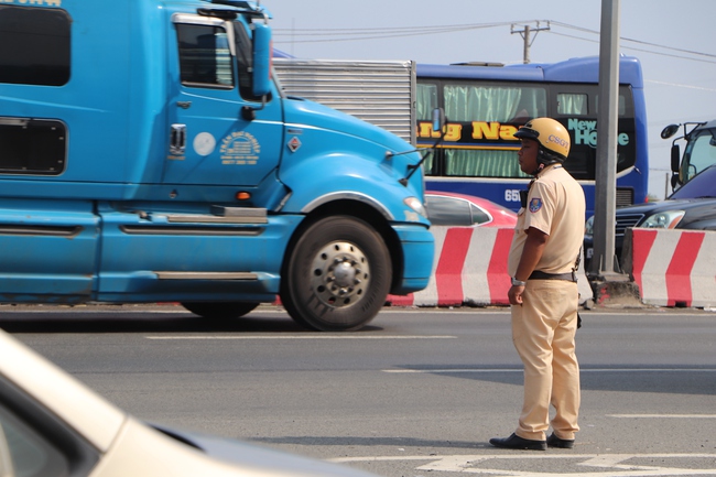 Cửa ng&otilde; ph&iacute;a T&acirc;y TPHCM đang &ugrave;n tắc, c&aacute;c xe di chuyển rất chậm - Ảnh 3.