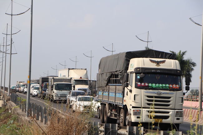 Cửa ng&otilde; ph&iacute;a T&acirc;y TPHCM đang &ugrave;n tắc, c&aacute;c xe di chuyển rất chậm - Ảnh 4.