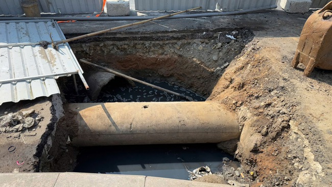 Nạo v&eacute;t khẩn điểm ngập, xử l&yacute; m&ugrave;i h&ocirc;i tại B&atilde;i Trước Vũng T&agrave;u - Ảnh 1.