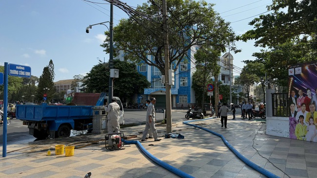 Nạo v&eacute;t khẩn điểm ngập, xử l&yacute; m&ugrave;i h&ocirc;i tại B&atilde;i Trước Vũng T&agrave;u - Ảnh 3.