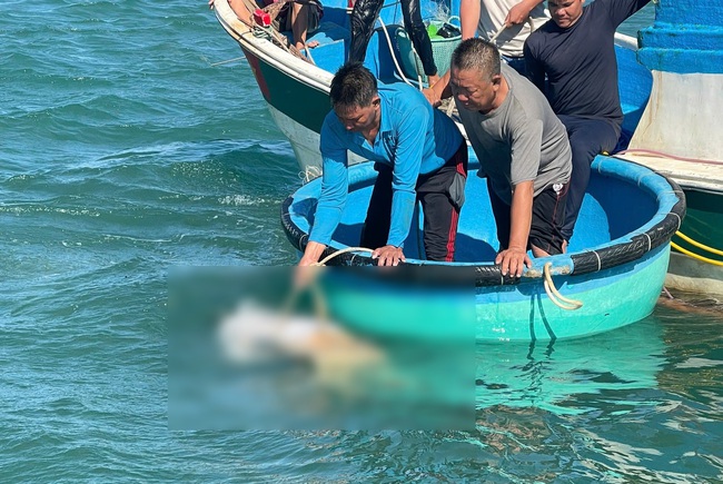 T&igrave;m thấy thi thể thợ h&agrave;n mất t&iacute;ch trong vụ nổ ch&aacute;y t&agrave;u dầu tr&ecirc;n biển Li&ecirc;n Hương - Ảnh 1.