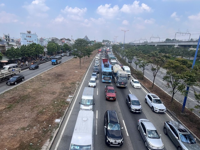 Ph&iacute;a Đ&ocirc;ng TPHCM đang xảy ra &ugrave;n ứ giao th&ocirc;ng k&eacute;o d&agrave;i - Ảnh 1.