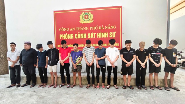 Mang kiếm, th&aacute;o biển số, quậy tung phố đ&ecirc;m Đ&agrave; Nẵng - Ảnh 1.