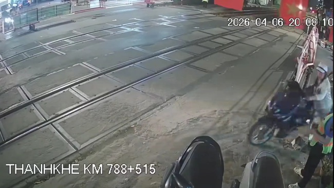 CLIP: Hai nữ g&aacute;c t&agrave;u ở Đ&agrave; Nẵng bị h&agrave;nh hung khi l&agrave;m nhiệm vụ - Ảnh 1.