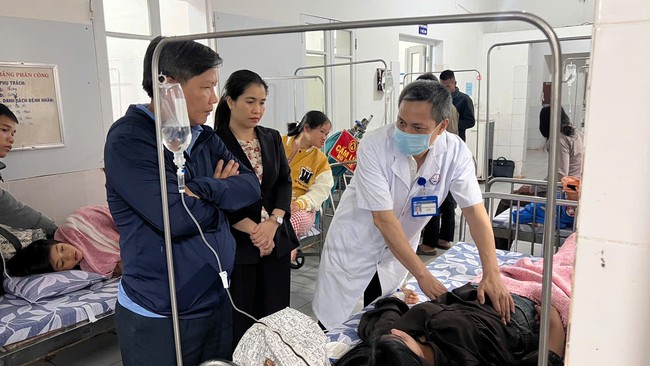 Quảng Trị: H&agrave;ng chục người nhập viện sau khi ăn b&aacute;nh m&igrave; - Ảnh 1.
