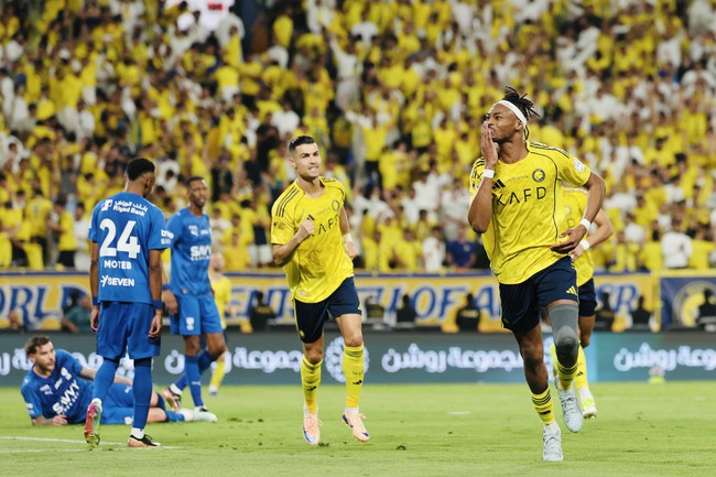 Ronaldo chết lặng khi đồng đội khiến Al-Nassr tụt chiến thắng, chưa thể v&ocirc; địch sớm - Ảnh 2.