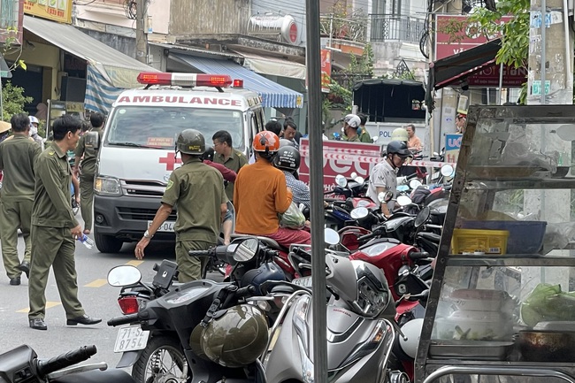 Ch&aacute;y nh&agrave; gần chợ Thủ Đức, một thanh ni&ecirc;n tử vong - Ảnh 1.