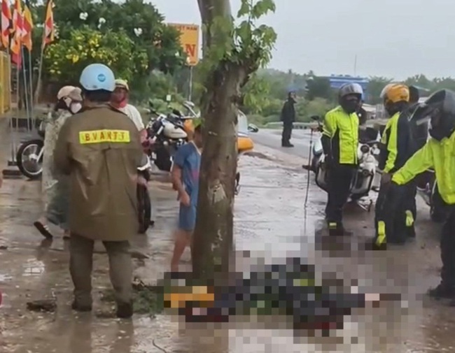 Tai nạn m&ocirc; t&ocirc; ở Quốc lộ 1: Hai cha con từ TPHCM gặp nạn thương t&acirc;m - Ảnh 1.