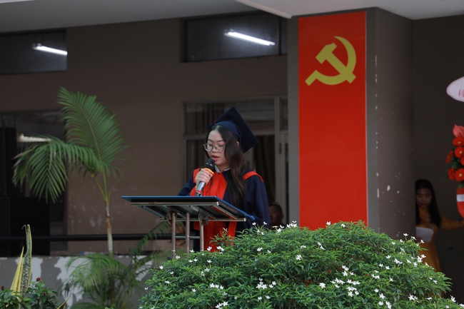 Thầy c&ocirc; tự dựng tiết mục nhảy tặng học tr&ograve; cuối cấp, miễn ph&iacute; &ocirc;n thi - Ảnh 2.