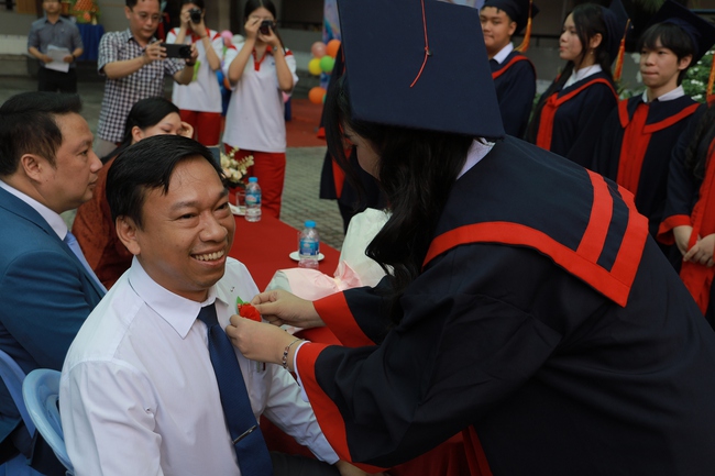 Thầy c&ocirc; tự dựng tiết mục nhảy tặng học tr&ograve; cuối cấp, miễn ph&iacute; &ocirc;n thi - Ảnh 5.