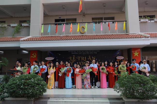 Thầy c&ocirc; tự dựng tiết mục nhảy tặng học tr&ograve; cuối cấp, miễn ph&iacute; &ocirc;n thi - Ảnh 3.