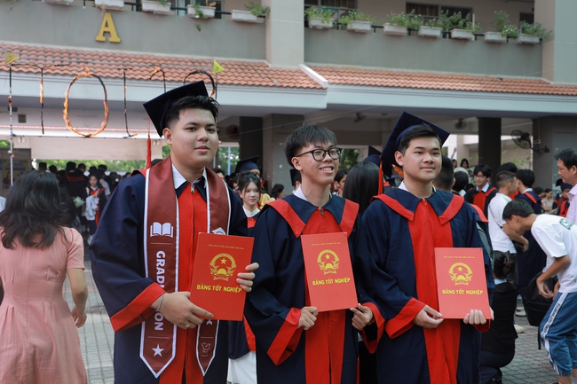 Thầy c&ocirc; tự dựng tiết mục nhảy tặng học tr&ograve; cuối cấp, miễn ph&iacute; &ocirc;n thi - Ảnh 11.