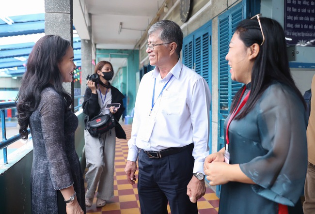 Gần 152.000 th&iacute; sinh TPHCM bước v&agrave;o kỳ thi lớp 10: Hồi hộp đề thi ngữ văn - Ảnh 9.