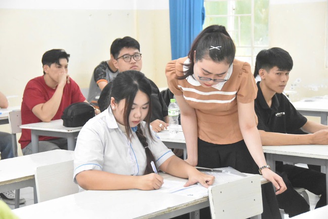 Hơn 142.000 th&iacute; sinh TPHCM bắt đầu l&agrave;m thủ tục dự thi tốt nghiệp THPT - Ảnh 9.